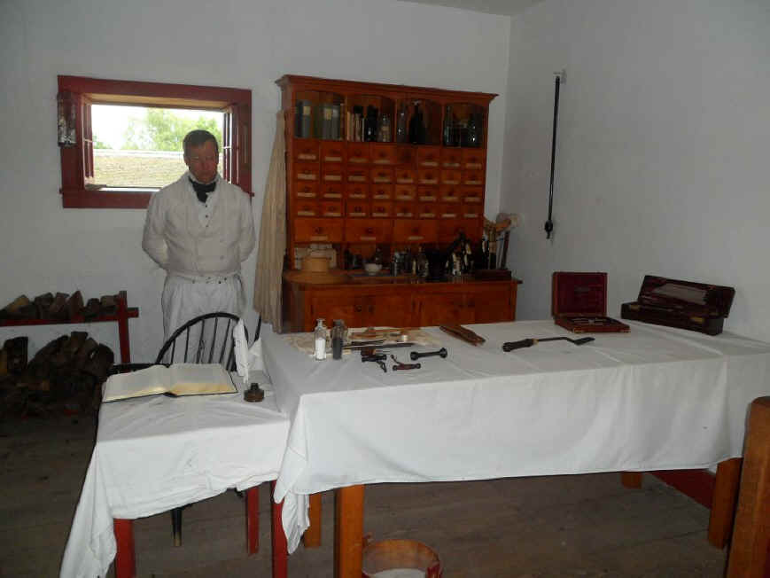 DR's Office in Fort Snelling_800x600.jpg (104365 bytes)