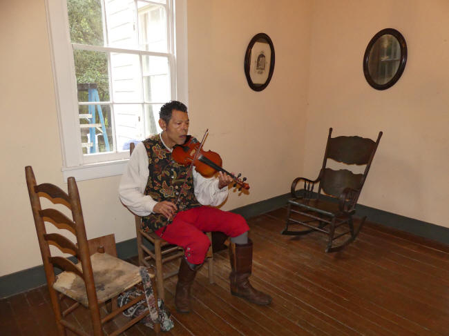 musiian playing fiddle