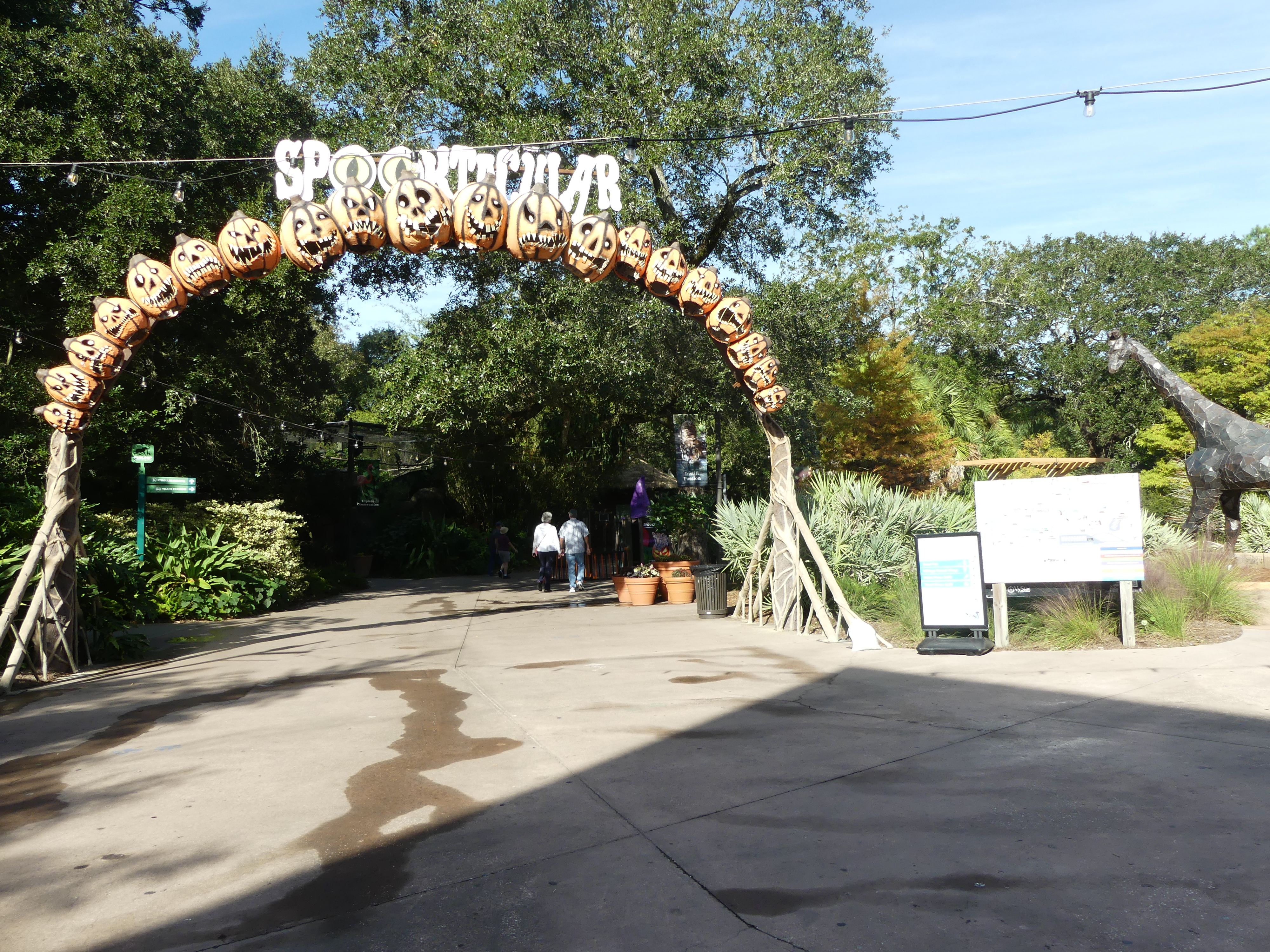 arch at entrance to zoo
