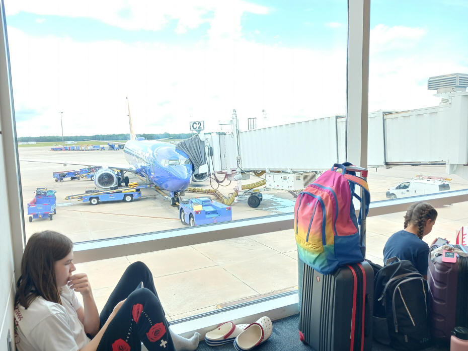 people waitn at airport