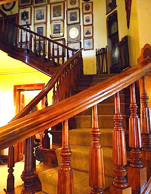 Antebellum staircase with photos at leanding