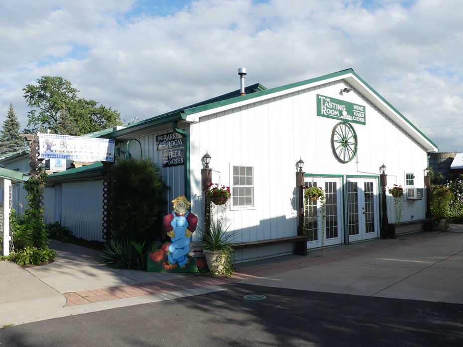 Tasting room building exteriro at Becker Farms