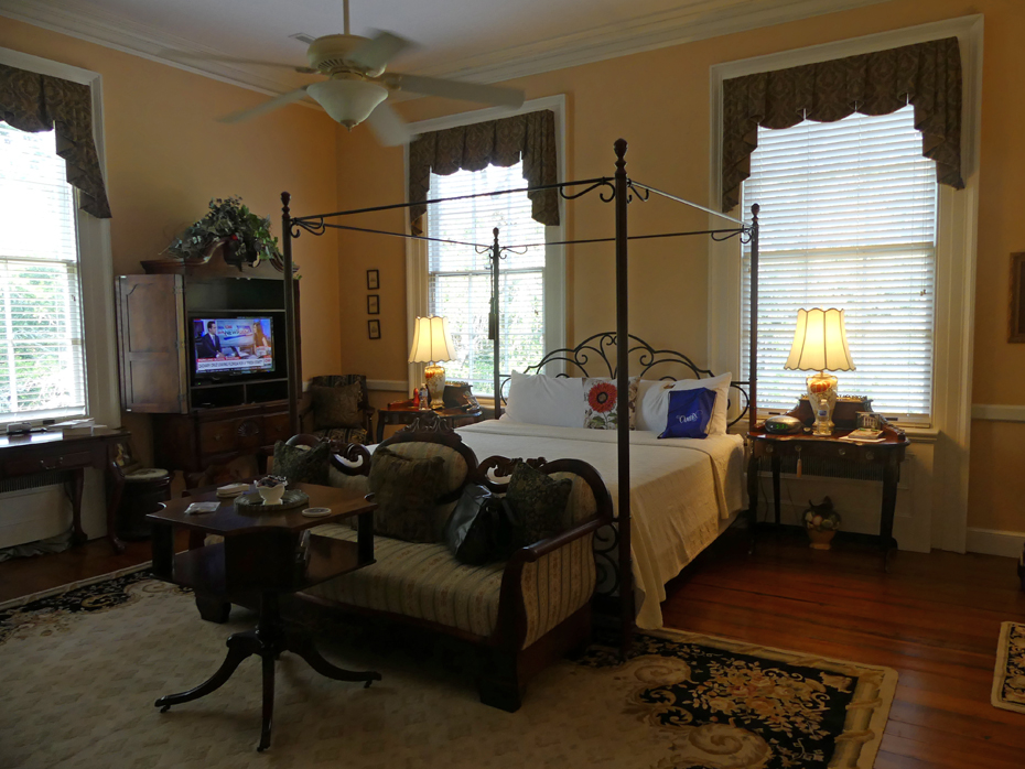 Antebellum bedroom at Bloomsbury Inn