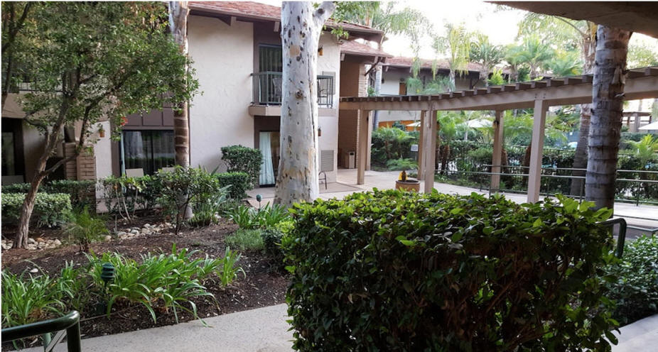 DoubleTree by Hilton Claremont courtyard