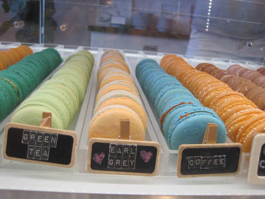 rows of macaroon cakes
