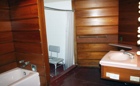 handicapt designed bathroom in Laurent House in Rockford, Illinois