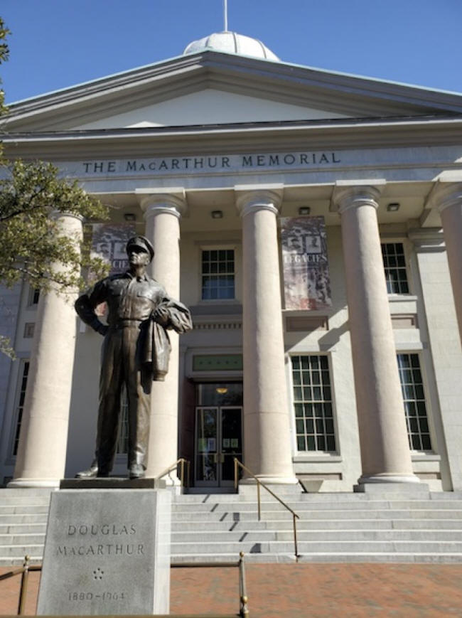 Douglas MacArthur Memorial buildingand statue