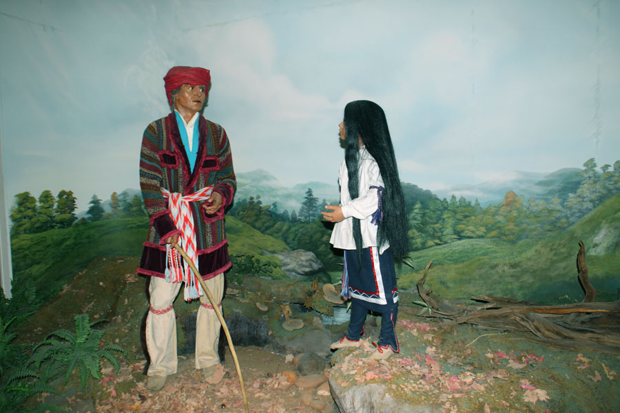 Exhibit of Sequoyah and daughter at Sequoya Birthplace Museum
