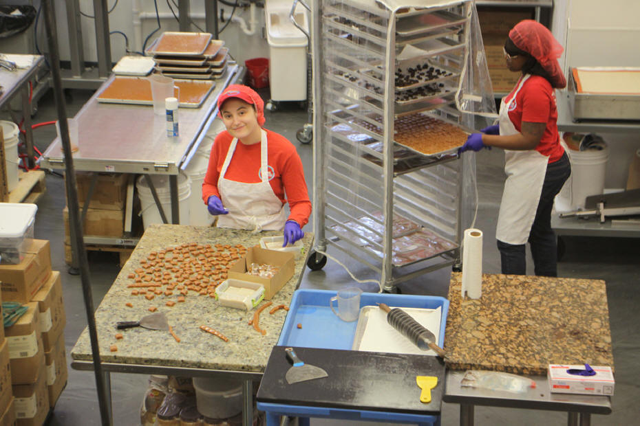 candy makers at sweet pete's