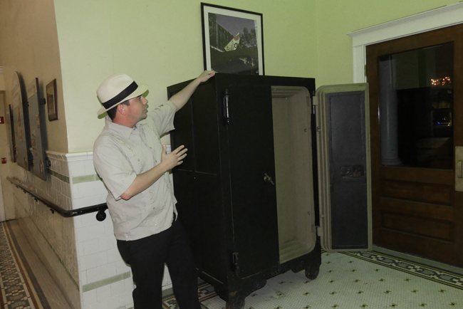guide at tampa ghost tour