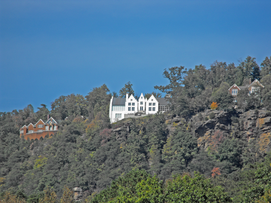 Mansions atop a hill aloing the tennessee River