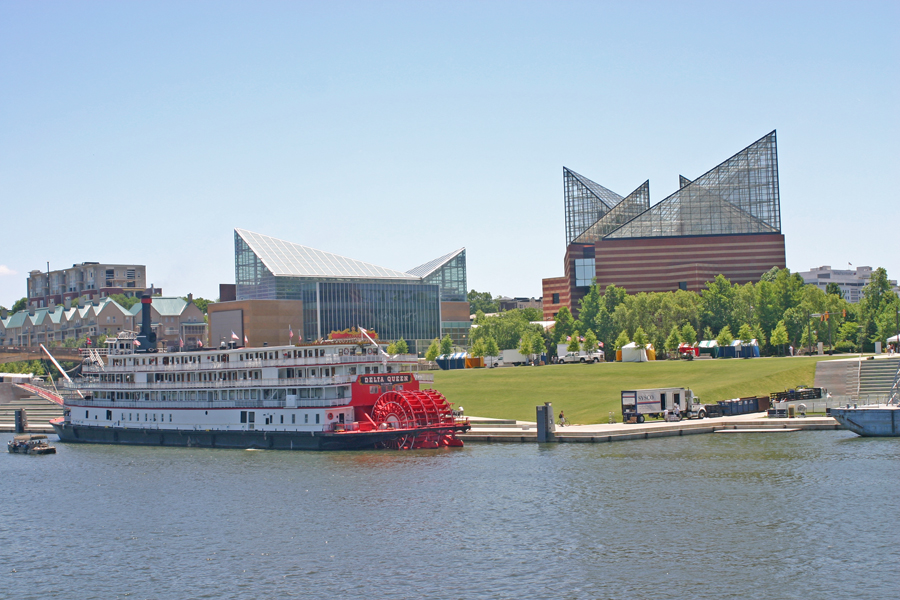 skyline fo Chattanooga from the river with the aquarium in the background